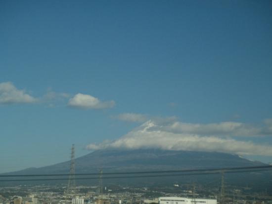 雲に隠れていますが、富士山です