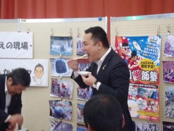 智世さんのお寿司をほおばる知事